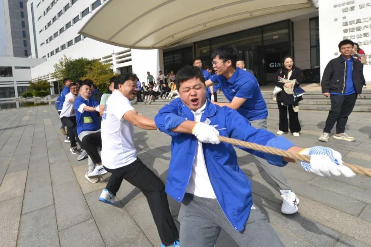 垂直攀登 巔峰之戰(zhàn)——巨龍電梯試驗(yàn)塔登高跑開賽