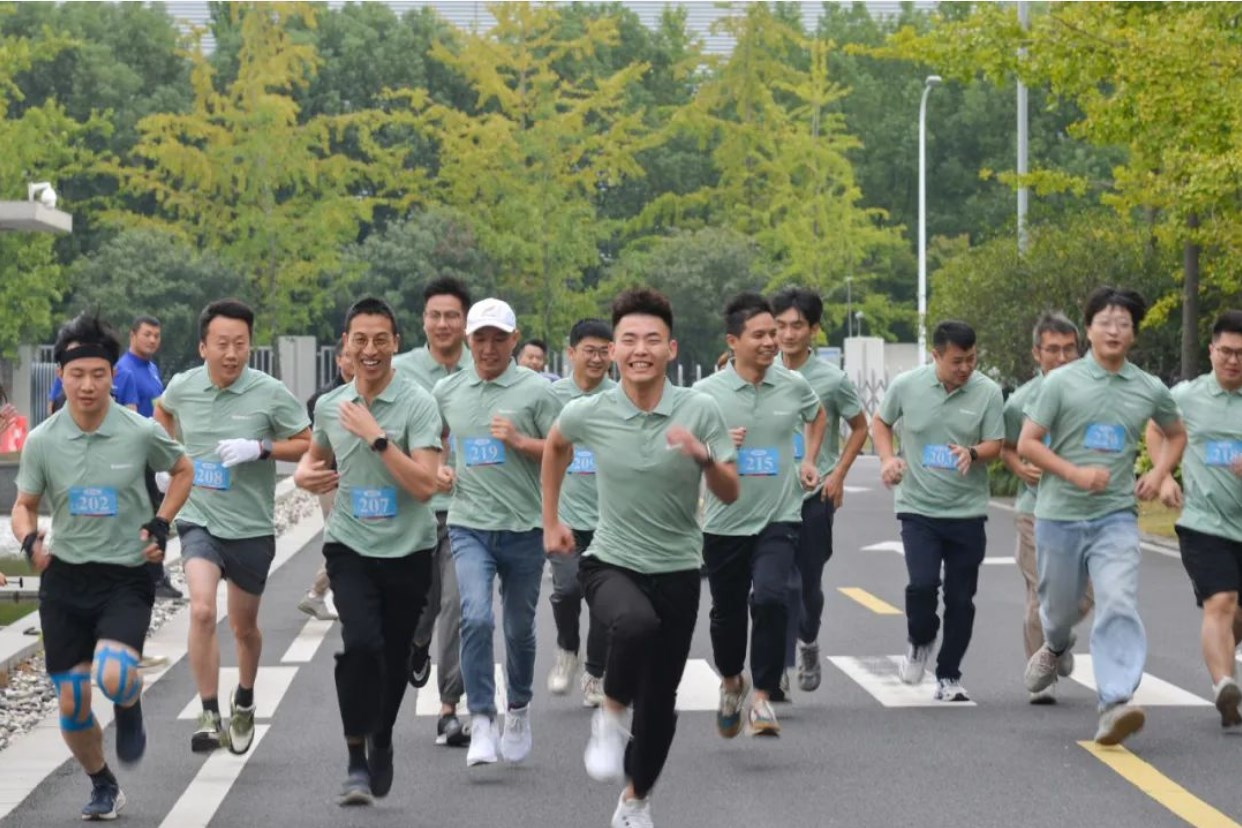 垂直攀登 巔峰之戰(zhàn)——巨龍電梯試驗(yàn)塔登高跑開賽